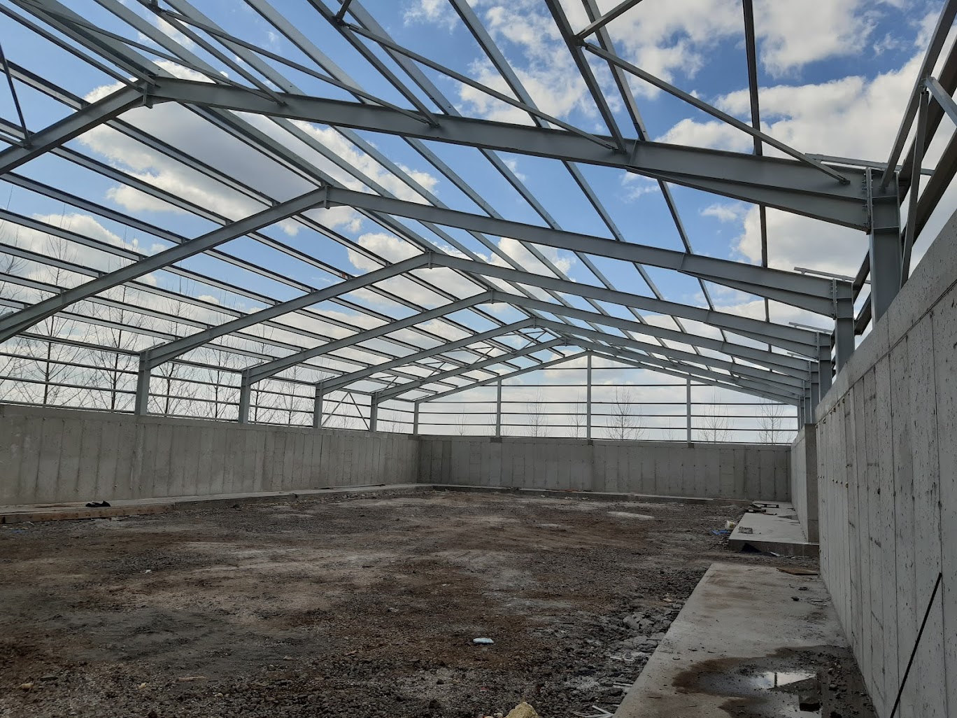 Steel structure of a grain storage building in Zagyvarékas beside concrete side walls